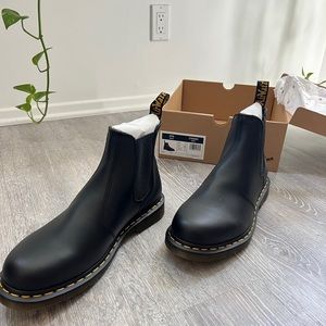 DR. MARTENS BLACK CHELSEA BOOT